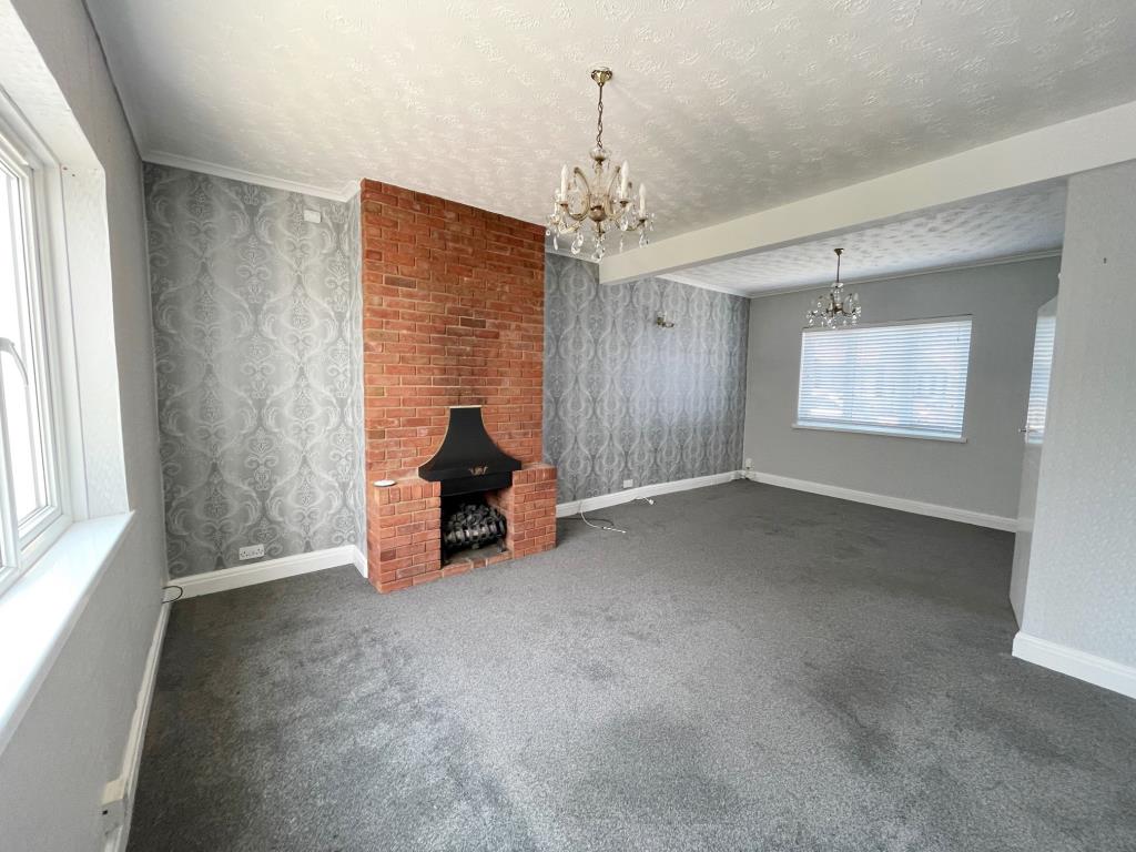 Lot: 27 - THREE-BEDROOM TERRACE HOUSE FOR IMPROVEMENT - living area